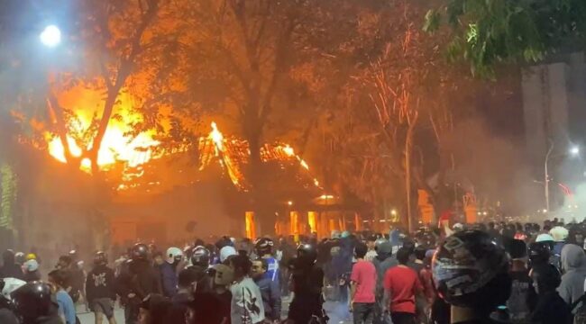 DIBAKAR: Gedung Grahadi Surabaya sekaligus.kantor Gubernur Jawa Timur, dibakar massa, saat Sabtu (30/8/24) malam. (foto. suarasurabayanet.)
