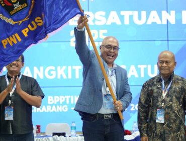 TERPILIH: Akhmad Munir (mengibarkan pataka) usai terpilih sebagai ketua umum PWI Pusat dalam kongres PWI di Gedung BPPTIK Kementerian Komunikasi dan Digital (Kemkomdigi), Cikarang, Bekasi, Jawa Barat. (foto: istimewa)