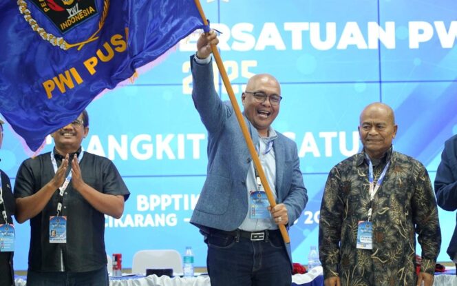 
					TERPILIH: Akhmad Munir (mengibarkan pataka) usai terpilih sebagai ketua umum PWI Pusat dalam kongres PWI di Gedung BPPTIK Kementerian Komunikasi dan Digital (Kemkomdigi), Cikarang, Bekasi, Jawa Barat. (foto: istimewa)