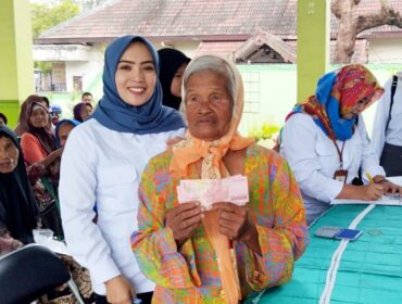 Penerima Manfaat PKH di Lumajang sedang antre menerima bantuan. (Foto: Istimewa)
