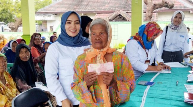 Penerima Manfaat PKH di Lumajang sedang antre menerima bantuan. (Foto: Istimewa)

