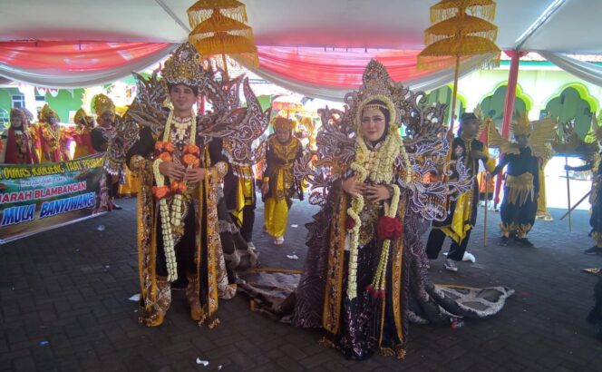 
					IDENTITAS: Peserta Padepokan Fashion Carnaval Probolinggo sedang menampilkan baju khas daerah. (Foto: istimewa).