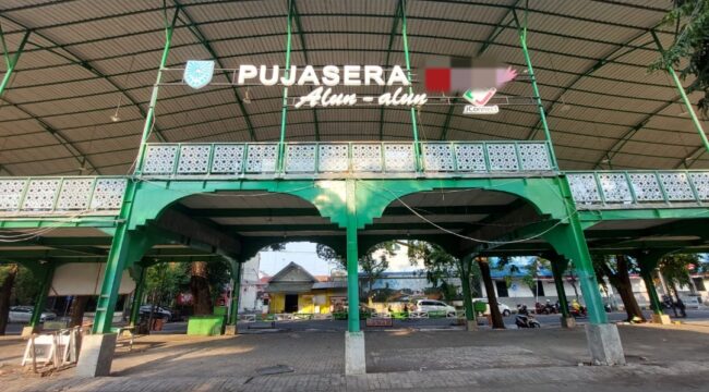 BERSOLEK: Kondisi Pujasera Alun-alun yang akan dipercantik oleh Pemerintah Kota Probolinggo. (Foto: Hafiz Rozani).
