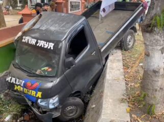 LAKA: Kondisi sepeda motor dan pikap bermuatan sayur yang sama-sama masuk ke parit di tepi Jalan Raya Ranuklindungan, Kecamatan Grati, Kabupaten Pasuruan. (foto: Moh. Rois)
