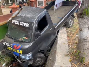 LAKA: Kondisi sepeda motor dan pikap bermuatan sayur yang sama-sama masuk ke parit di tepi Jalan Raya Ranuklindungan, Kecamatan Grati, Kabupaten Pasuruan. (foto: Moh. Rois)
