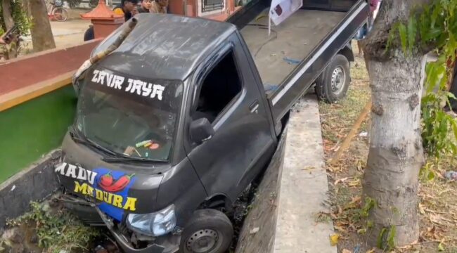 LAKA: Kondisi sepeda motor dan pikap bermuatan sayur yang sama-sama masuk ke parit di tepi Jalan Raya Ranuklindungan, Kecamatan Grati, Kabupaten Pasuruan. (foto: Moh. Rois)
