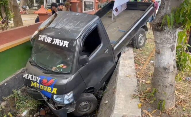 
					LAKA: Kondisi sepeda motor dan pikap bermuatan sayur yang sama-sama masuk ke parit di tepi Jalan Raya Ranuklindungan, Kecamatan Grati, Kabupaten Pasuruan. (foto: Moh. Rois)
