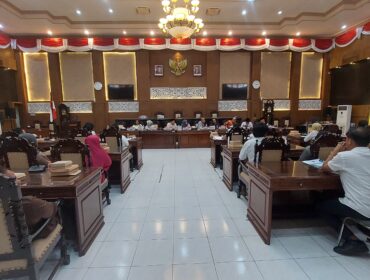 FASILITASI: Suasana RDP Komisi 1 DPRD Kota Probolinggo yang membahas sengketa tanah di Sukoharjo, Mayangan. (foto: Hafiz Rozani)
