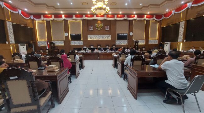 FASILITASI: Suasana RDP Komisi 1 DPRD Kota Probolinggo yang membahas sengketa tanah di Sukoharjo, Mayangan. (foto: Hafiz Rozani)
