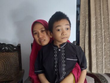 TERGANJAL REGULASI: Asma Uwais Zahir, anak berkebutuhan khusus asal Kota Probolinggo, tengah dipangku ibunya, Ismi Zakiah. (foto: Hafiz Rozani).