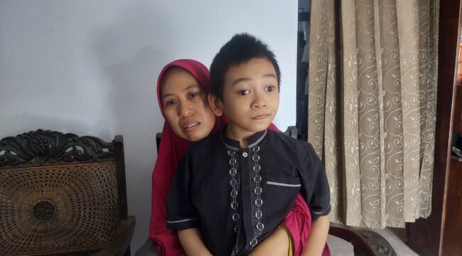 TERGANJAL REGULASI: Asma Uwais Zahir, anak berkebutuhan khusus asal Kota Probolinggo, tengah dipangku ibunya, Ismi Zakiah. (foto: Hafiz Rozani).