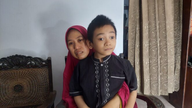 
					TERGANJAL REGULASI: Asma Uwais Zahir, anak berkebutuhan khusus asal Kota Probolinggo, tengah dipangku ibunya, Ismi Zakiah. (foto: Hafiz Rozani).