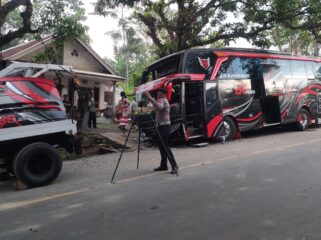 OLAH TKP: Proses olah TKP yang dilakukan Unit Gakkum Ditlantas Polda Jatim di lokasi kecelakaan bus jalur wisata Bromo Probolinggo. (foto: Hafiz Rozani)
