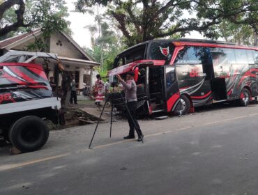 OLAH TKP: Proses olah TKP yang dilakukan Unit Gakkum Ditlantas Polda Jatim di lokasi kecelakaan bus jalur wisata Bromo Probolinggo. (foto: Hafiz Rozani)
