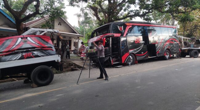 OLAH TKP: Proses olah TKP yang dilakukan Unit Gakkum Ditlantas Polda Jatim di lokasi kecelakaan bus jalur wisata Bromo Probolinggo. (foto: Hafiz Rozani)
