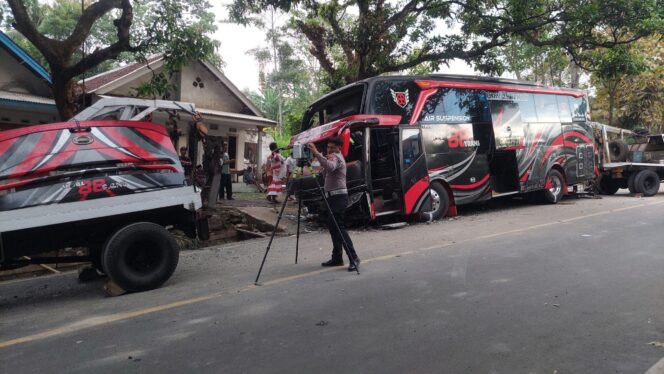 
					OLAH TKP: Proses olah TKP yang dilakukan Unit Gakkum Ditlantas Polda Jatim di lokasi kecelakaan bus jalur wisata Bromo Probolinggo. (foto: Hafiz Rozani)
