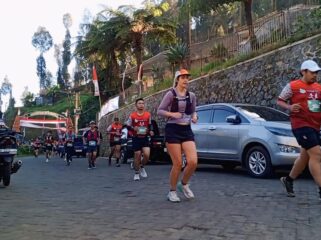ADU CEPAT: Peserta Bromo Marathon 2025 menyusuri rute perkampungan di lereng Gn. Bromo, Tosari, Pasuruan. (Fofo: Moh Rois).