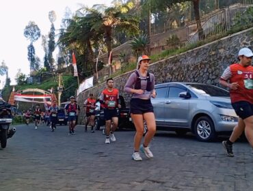 ADU CEPAT: Peserta Bromo Marathon 2025 menyusuri rute perkampungan di lereng Gn. Bromo, Tosari, Pasuruan. (Fofo: Moh Rois).