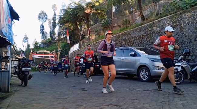 ADU CEPAT: Peserta Bromo Marathon 2025 menyusuri rute perkampungan di lereng Gn. Bromo, Tosari, Pasuruan. (Fofo: Moh Rois).