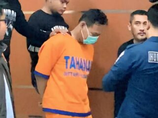 SAKIT HATI: Pelaku mutilasi saat dihadirkan dalam rilis di Mapolres Mojokerto, Senin (8/9/2025) siang. (Foto: istimewa)