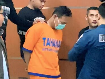 SAKIT HATI: Pelaku mutilasi saat dihadirkan dalam rilis di Mapolres Mojokerto, Senin (8/9/2025) siang. (Foto: istimewa)