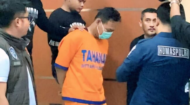 SAKIT HATI: Pelaku mutilasi saat dihadirkan dalam rilis di Mapolres Mojokerto, Senin (8/9/2025) siang. (Foto: istimewa)