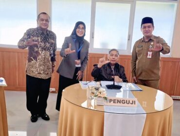 Kepala Dinas Komunikasi dan Informatika Kabupaten Lumajang, Mustaqim (berkopyah hitam) saat mengikuti forum Pelatihan Kepemimpinan Administrator (PKA) Angkatan VIII Tahun 2025 di kantor BPSDM Jawa Timur. (Foto: Asmadi).