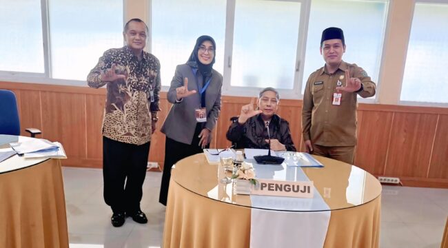 Kepala Dinas Komunikasi dan Informatika Kabupaten Lumajang, Mustaqim (berkopyah hitam) saat mengikuti forum Pelatihan Kepemimpinan Administrator (PKA) Angkatan VIII Tahun 2025 di kantor BPSDM Jawa Timur. (Foto: Asmadi).