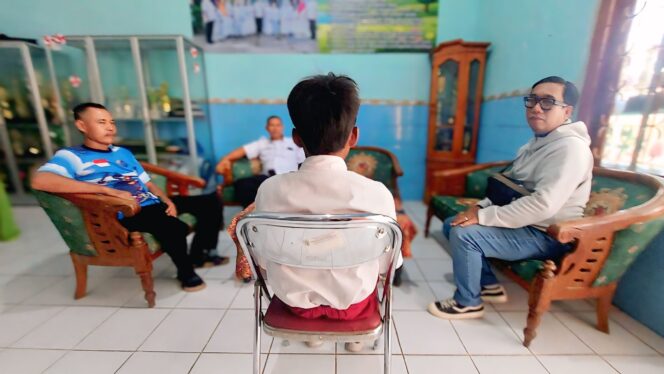 
					SELAMAT: Siswa yang jampi jadi korban penculikan, RF, saat memberikan keterangan di ruang Kepala SDN Kanigaran 6. (foto: Hafiz Rozani)
