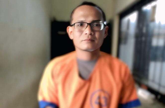 
					DITAHAN: Tersangka penipuan, MS, pasca ditahan penyidik Polres Probolinggo Kota. (Foto: istimewa) 
