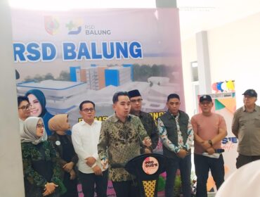 BERKAH:
Bupati Jember, Muhammad Fawait menyampaikan dampak positif even MTQ XXXI Jatim di Jember saat acara Pro Gus’e di RSD Balung, Minggu (14/9/25) sore. (Foto: M. Abd Rozaq Mubarok).