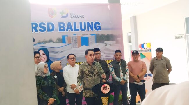 BERKAH:
Bupati Jember, Muhammad Fawait menyampaikan dampak positif even MTQ XXXI Jatim di Jember saat acara Pro Gus’e di RSD Balung, Minggu (14/9/25) sore. (Foto: M. Abd Rozaq Mubarok).
