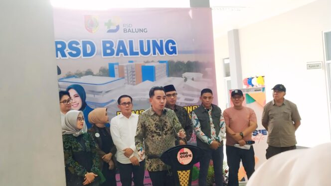 
					BERKAH:
Bupati Jember, Muhammad Fawait menyampaikan dampak positif even MTQ XXXI Jatim di Jember saat acara Pro Gus’e di RSD Balung, Minggu (14/9/25) sore. (Foto: M. Abd Rozaq Mubarok).