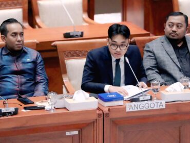 SAMPAIKAN IDE: Juru Bicara F-PKB DPR RI, Muhammad Hilman Mufidi (tengah) saat menyampaikan pendapatnya saat rapat kerja bersama Panitia Khusus DPR RI. (foto: Moch. Rochim).