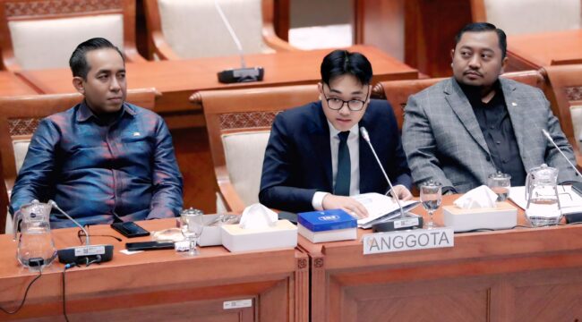 SAMPAIKAN IDE: Juru Bicara F-PKB DPR RI, Muhammad Hilman Mufidi (tengah) saat menyampaikan pendapatnya saat rapat kerja bersama Panitia Khusus DPR RI. (foto: Moch. Rochim).