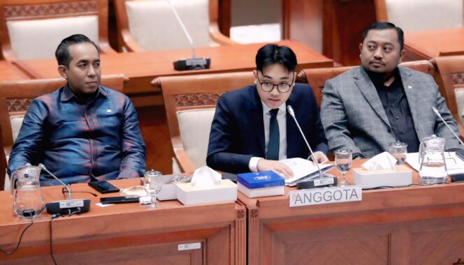 
					SAMPAIKAN IDE: Juru Bicara F-PKB DPR RI, Muhammad Hilman Mufidi (tengah) saat menyampaikan pendapatnya saat rapat kerja bersama Panitia Khusus DPR RI. (foto: Moch. Rochim).