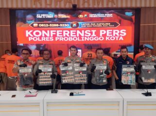 RILIS: Kapolres Probolinggo Kota, AKBP Rico Yumasri bersama jajaran saat rilis kasus narkoba, Jum'at (19/9/25) siang. (Foto: Hafiz Rozani).
