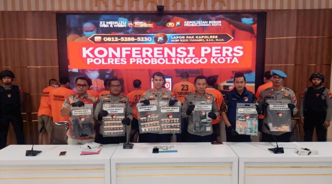 RILIS: Kapolres Probolinggo Kota, AKBP Rico Yumasri bersama jajaran saat rilis kasus narkoba, Jum'at (19/9/25) siang. (Foto: Hafiz Rozani).
