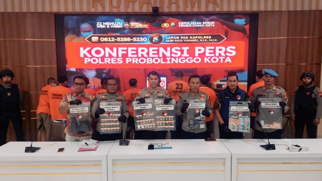 
					RILIS: Kapolres Probolinggo Kota, AKBP Rico Yumasri bersama jajaran saat rilis kasus narkoba, Jum'at (19/9/25) siang. (Foto: Hafiz Rozani).
