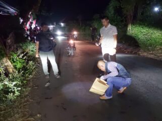 OLAH TKP: Tim Identifikasi Polres Probolinggo Kota melakukan olah TKP pasca penganiayaan di Desa Kedungsupit, Kecamatan Wononerto. (Foto: Hafiz Rozani).