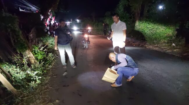 OLAH TKP: Tim Identifikasi Polres Probolinggo Kota melakukan olah TKP pasca penganiayaan di Desa Kedungsupit, Kecamatan Wononerto. (Foto: Hafiz Rozani).