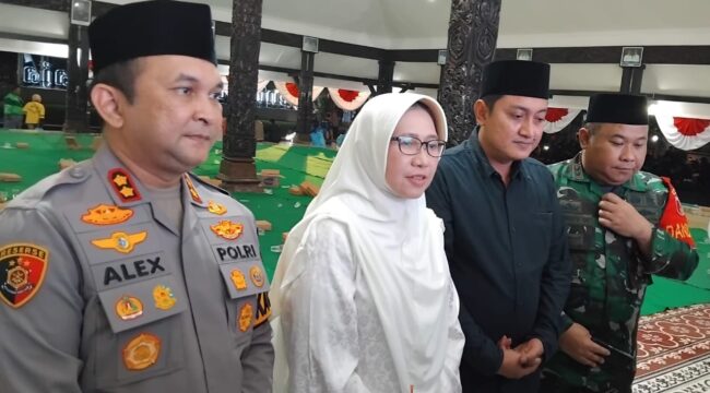 Bupati Lumajang, Indah Amperawati, menegaskan bahwa sekolah dan pelayanan publik di wilayahnya tetap berjalan normal (Foto: Asmadi).