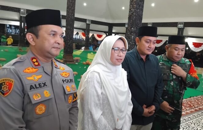 
					Bupati Lumajang, Indah Amperawati, menegaskan bahwa sekolah dan pelayanan publik di wilayahnya tetap berjalan normal (Foto: Asmadi).