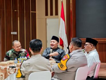 Bupati Pasuruan Rusdi Sutejo saat memimpin Rakor bersama Forkopimda, alim ulama, dan tokoh masyarakat di Pendopo Mpu Sindok.
