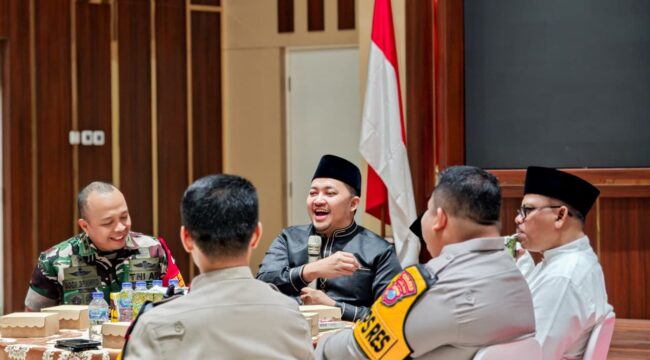 Bupati Pasuruan Rusdi Sutejo saat memimpin Rakor bersama Forkopimda, alim ulama, dan tokoh masyarakat di Pendopo Mpu Sindok.