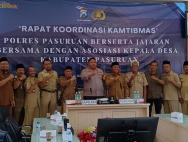 Kapolres Pasuruan AKBP Jazuli Dani Iriawan bersama jajaran dan Asosiasi Kepala Desa saat rapat koordinasi menjaga kondusivitas wilayah.