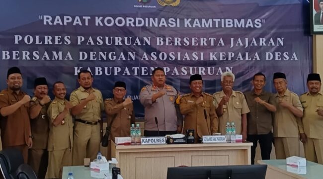 Kapolres Pasuruan AKBP Jazuli Dani Iriawan bersama jajaran dan Asosiasi Kepala Desa saat rapat koordinasi menjaga kondusivitas wilayah.