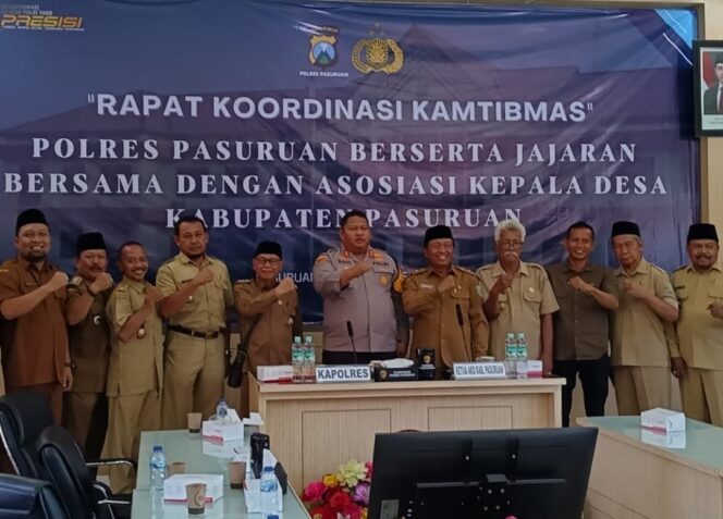 
					Kapolres Pasuruan AKBP Jazuli Dani Iriawan bersama jajaran dan Asosiasi Kepala Desa saat rapat koordinasi menjaga kondusivitas wilayah.