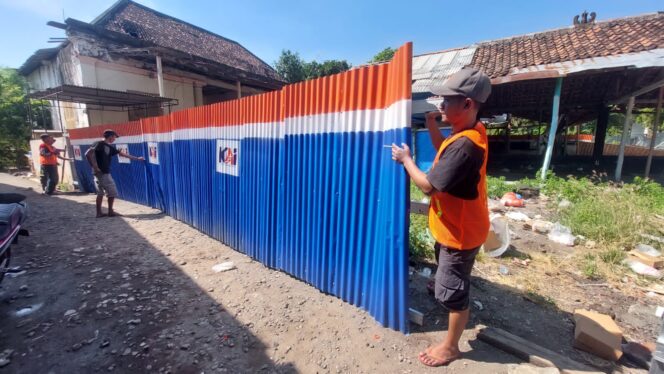 
					EKSEKUSI: Pemasangan penutup berupa seng di aset PT. KAI Daop 9 Jember di Jalan Suroyo, Kelurahan Tisnonegaran, Kec. Kanigaran, Kota Probolinggo. (Foto: Hafiz Rozani).
