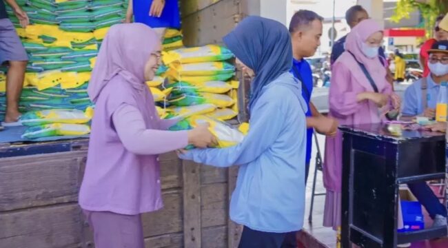 Suasana Gerakan Pangan Murah (GPM) yang digelar Pemkab Lumajang. (Foto: Istimewa).